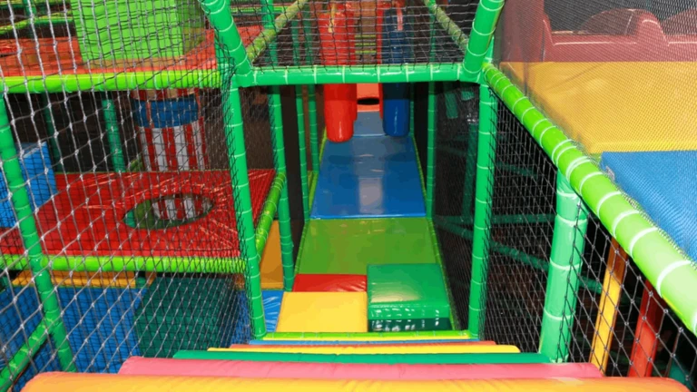 Biggest Roblox Indoor Playground Fun Rainbow Play ekran görüntüsü
