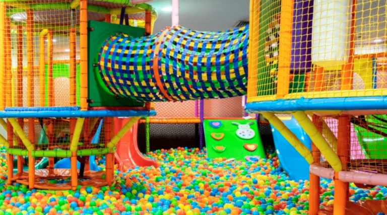 Mega Disco Rainbow Outside Playground ekran görüntüsü