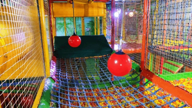 Indoor House Playground Rainbow Fun Waterpark Happ ekran görüntüsü