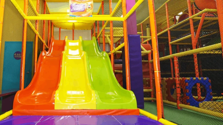 Indoor Playground Rainbow Fun Bouncy Castle Happy ekran görüntüsü
