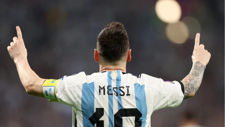 [✨3 ROBUX HD ADMIN] ¡Climb Into Messi! ekran görüntüsü